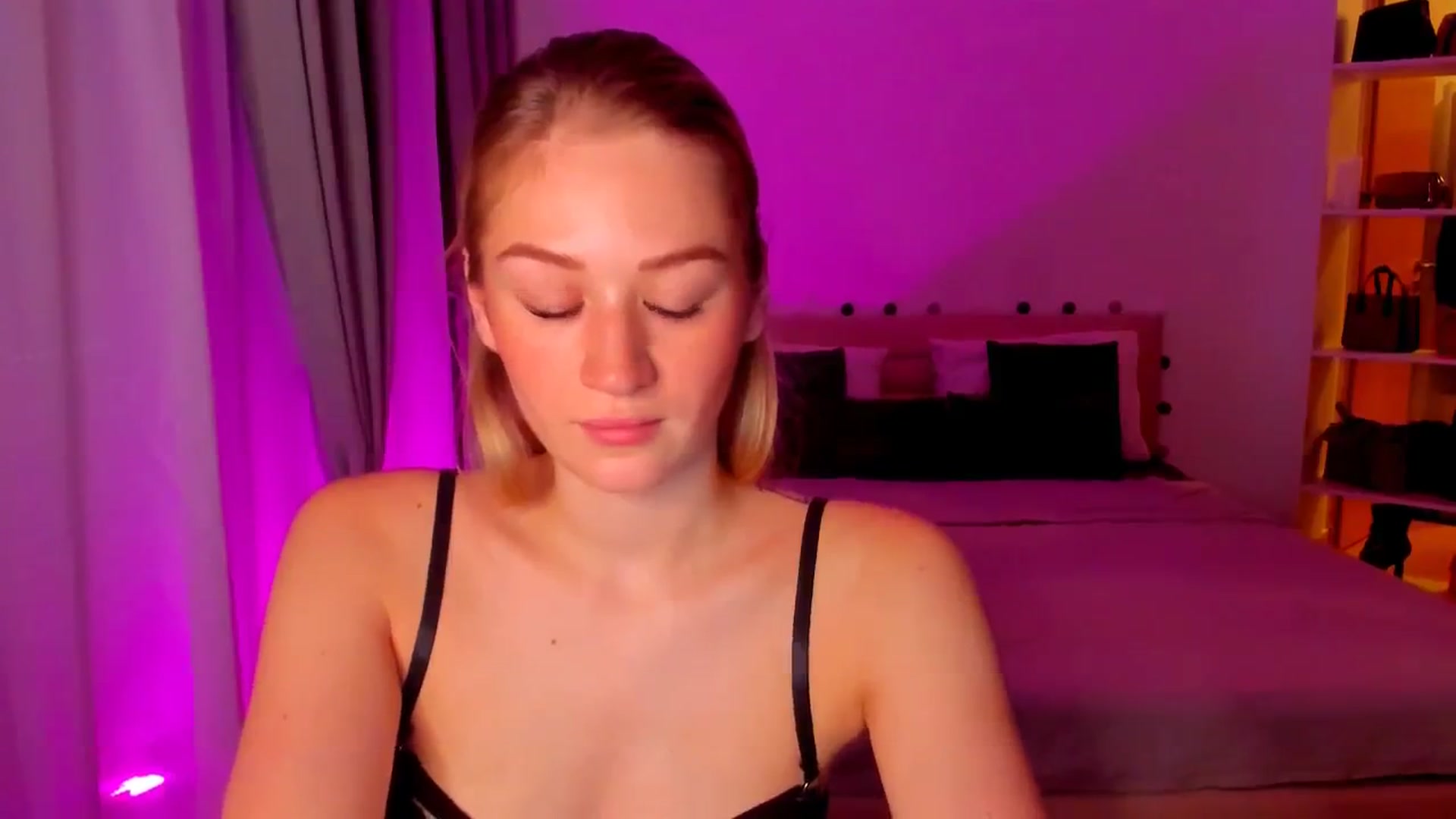 Gallery image thumbnail from CheckmyPeach's myfreecams stream on, 06/19/2024, 04:17 image 13 of 20
