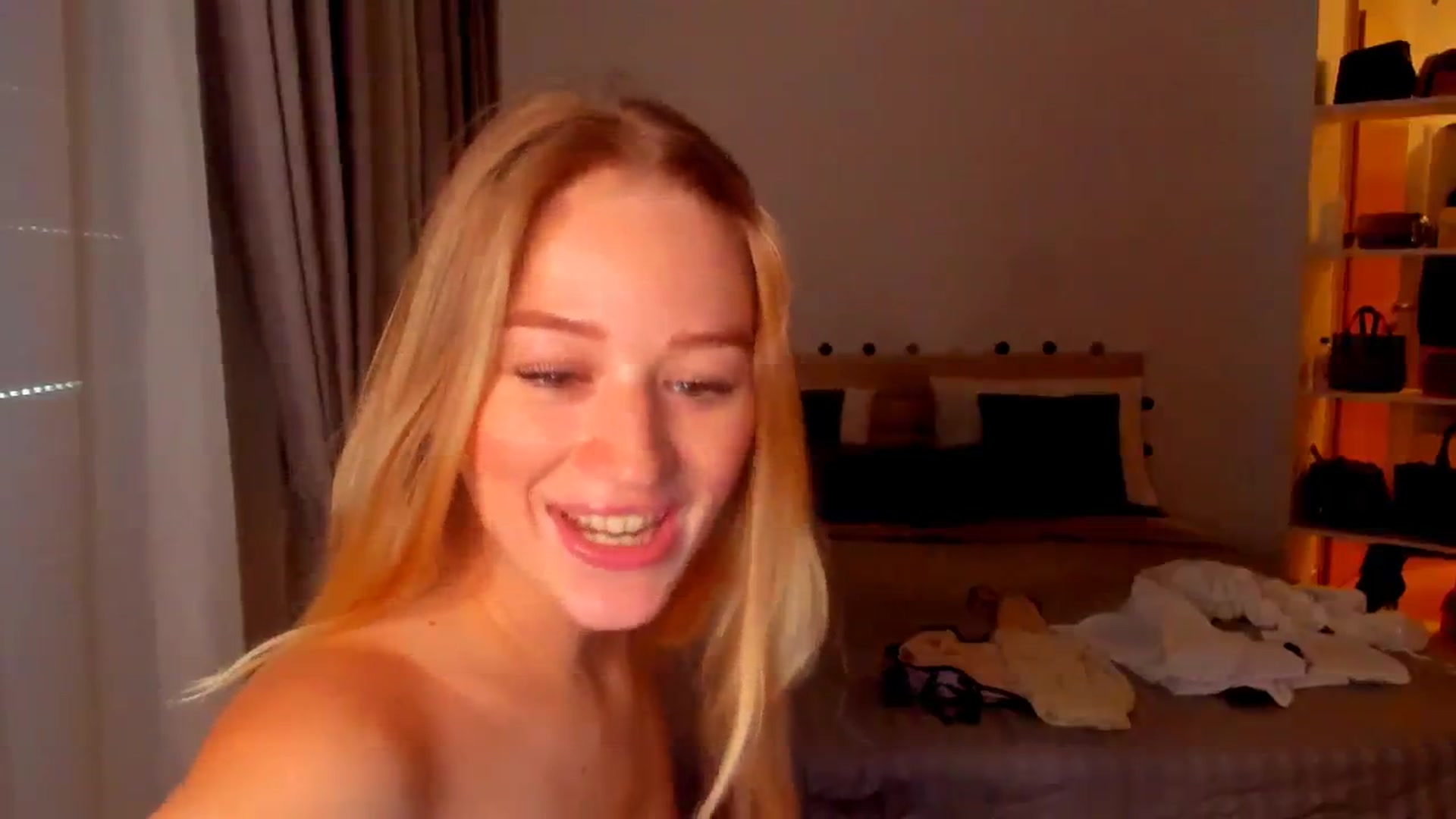 Gallery image thumbnail from CheckmyPeach's myfreecams stream on, 06/22/2024, 16:12 image 11 of 20