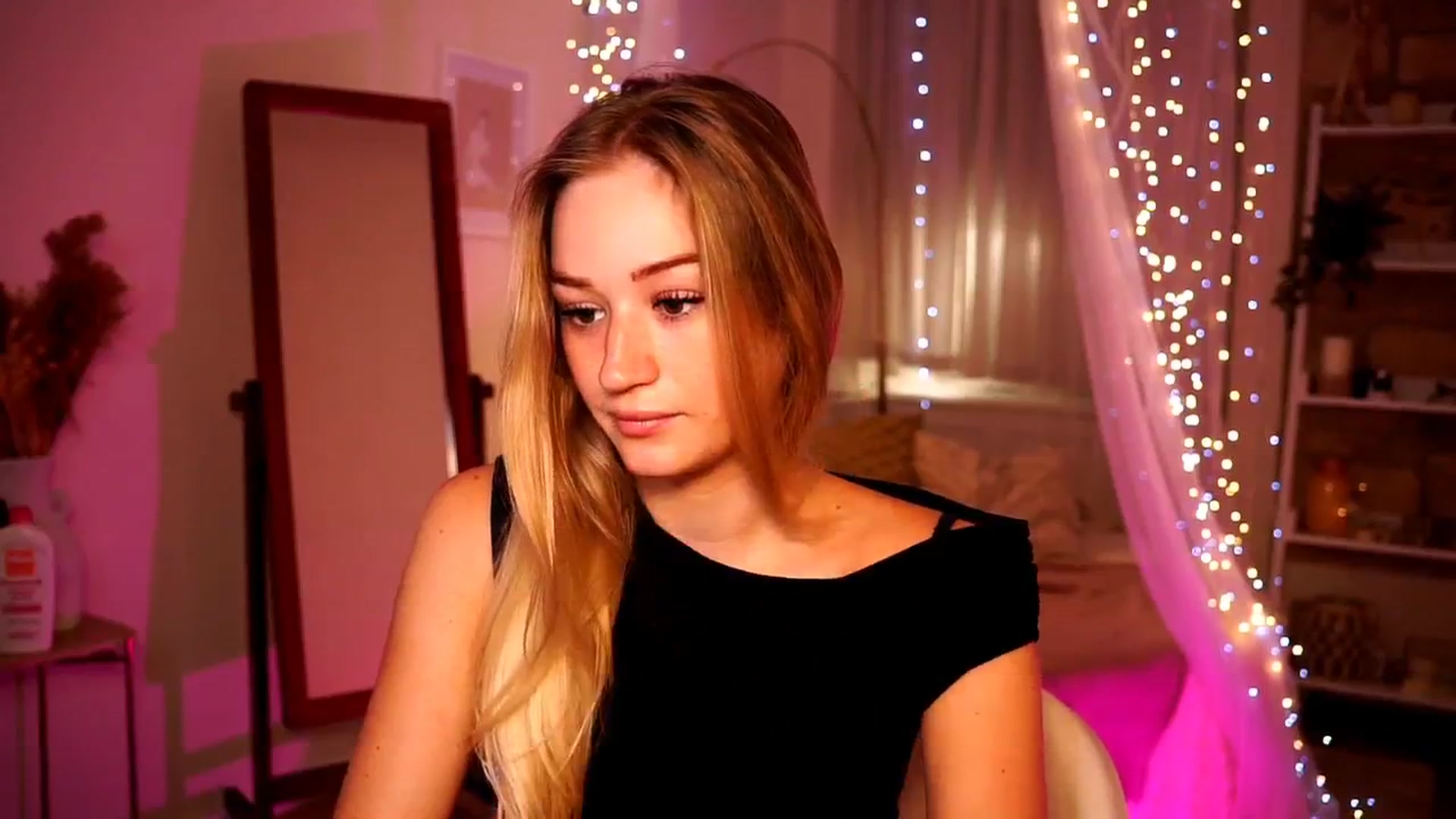 Gallery image thumbnail from CheckmyPeach's myfreecams stream on, 07/17/2024, 04:56 image 12 of 20