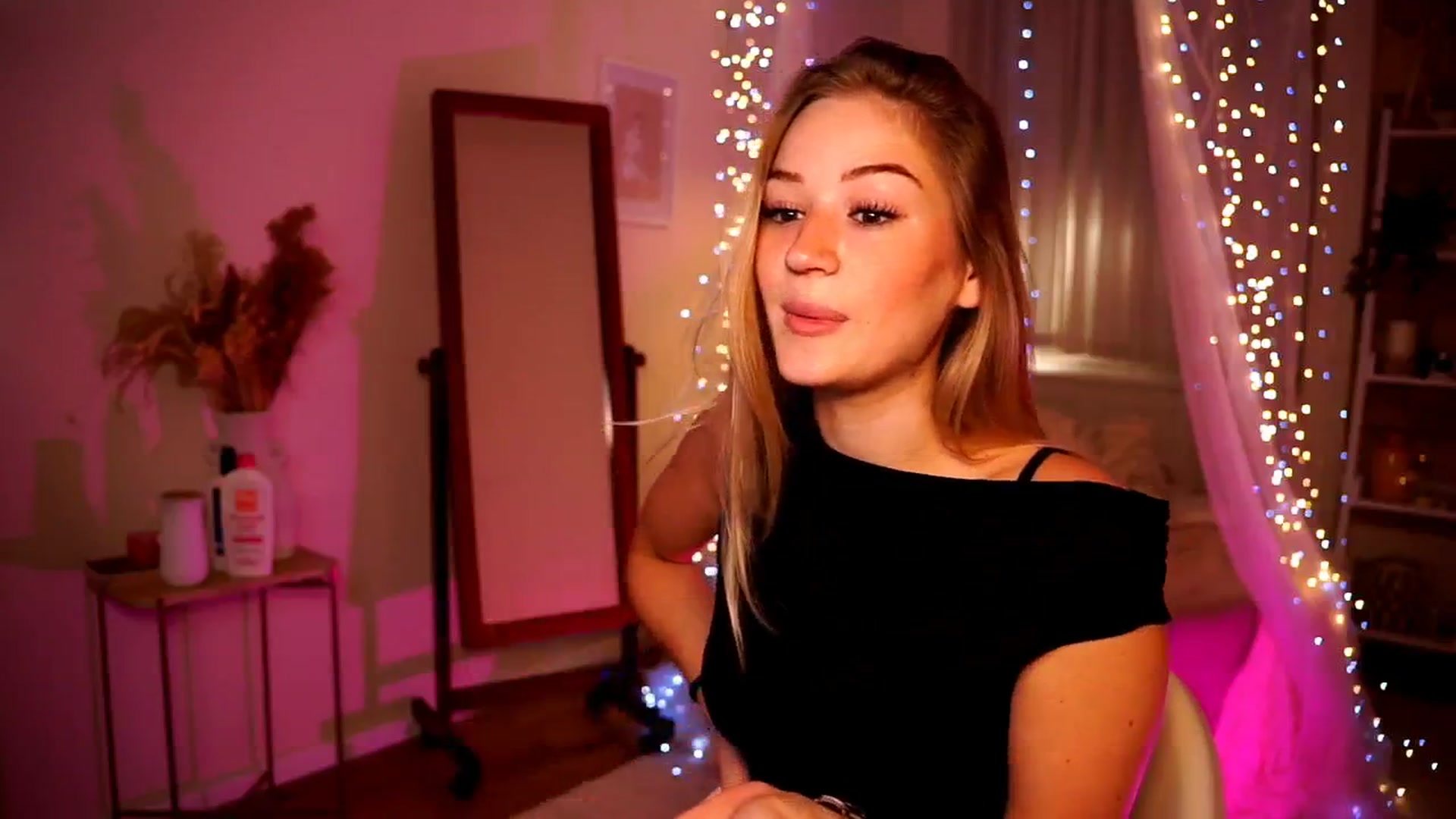 Gallery image thumbnail from CheckmyPeach's myfreecams stream on, 07/17/2024, 04:56 image 8 of 20