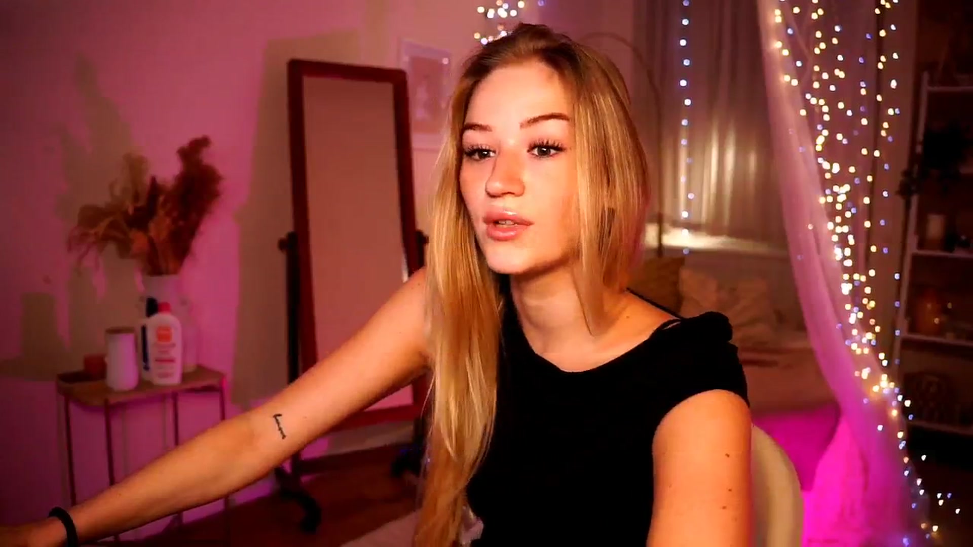 Gallery image thumbnail from CheckmyPeach's myfreecams stream on, 07/17/2024, 04:56 image 9 of 20