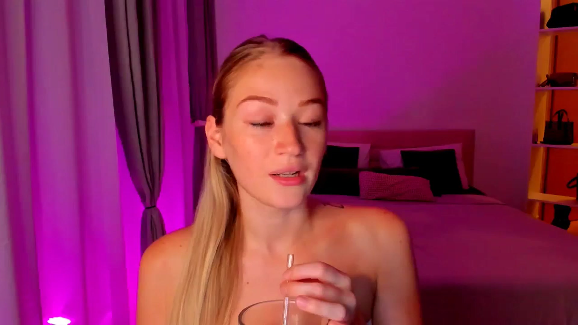 Gallery image thumbnail from CheckmyPeach's myfreecams stream on, 07/21/2024, 18:34 image 4 of 20