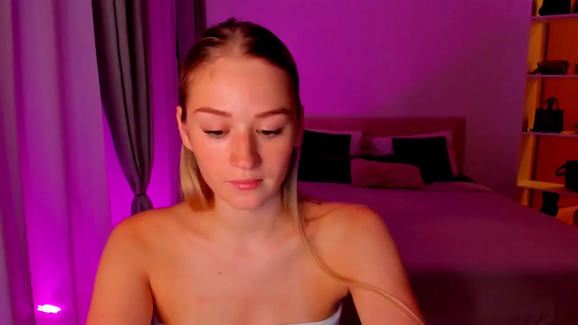 Gallery image thumbnail from CheckmyPeach's myfreecams stream on, 07/21/2024, 18:34 image 13 of 20