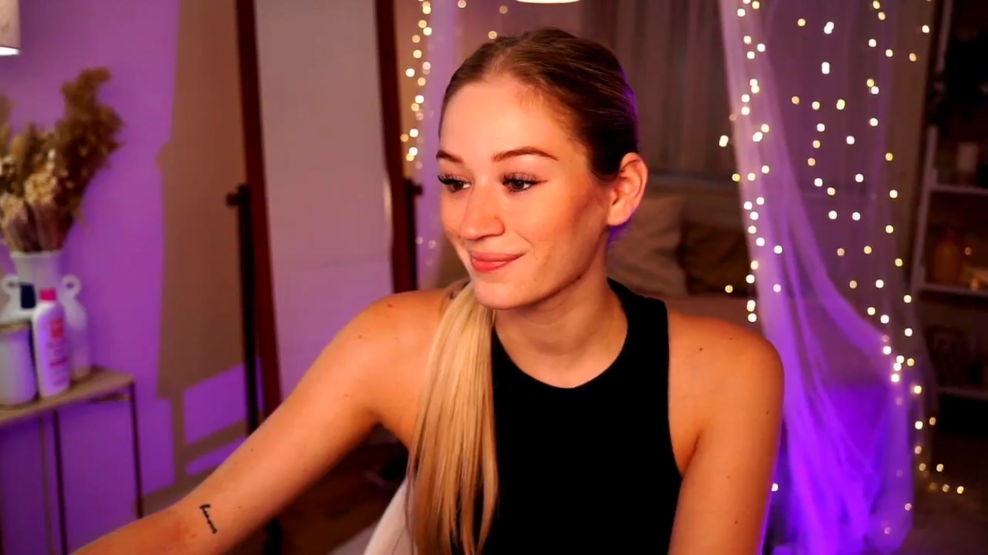 Gallery image thumbnail from CheckmyPeach's myfreecams stream on, 07/29/2024, 04:29 image 6 of 20