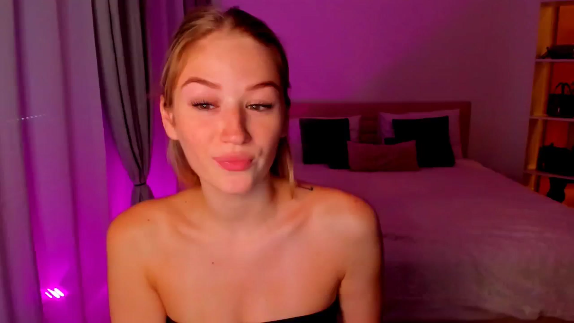 Gallery image thumbnail from CheckmyPeach's myfreecams stream on, 08/04/2024, 13:01 image 2 of 20