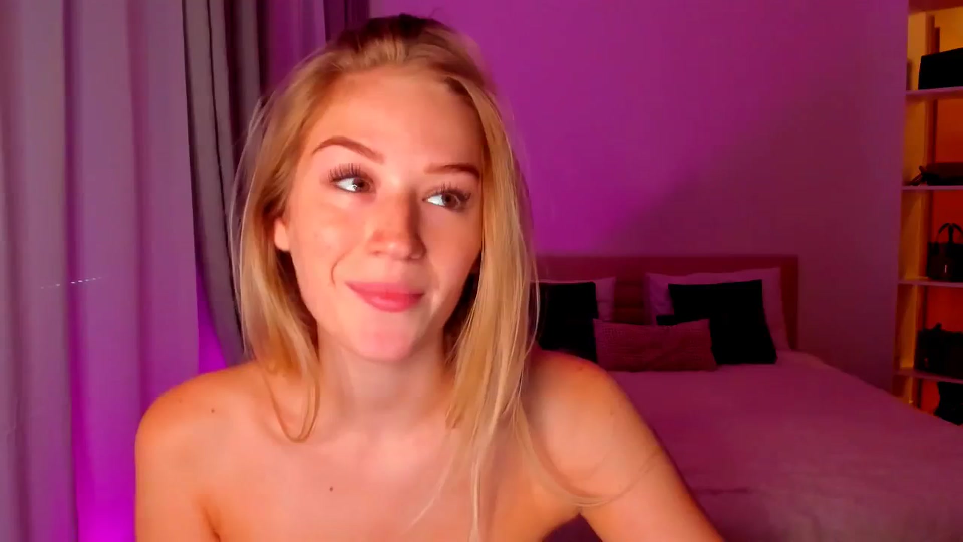 Gallery image thumbnail from CheckmyPeach's myfreecams stream on, 08/04/2024, 13:01 image 11 of 20
