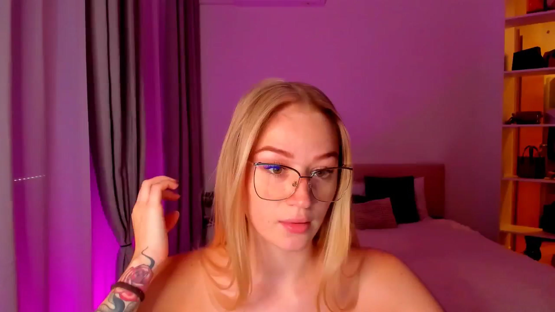 Gallery image thumbnail from CheckmyPeach's myfreecams stream on, 08/17/2024, 17:10 image 1 of 20