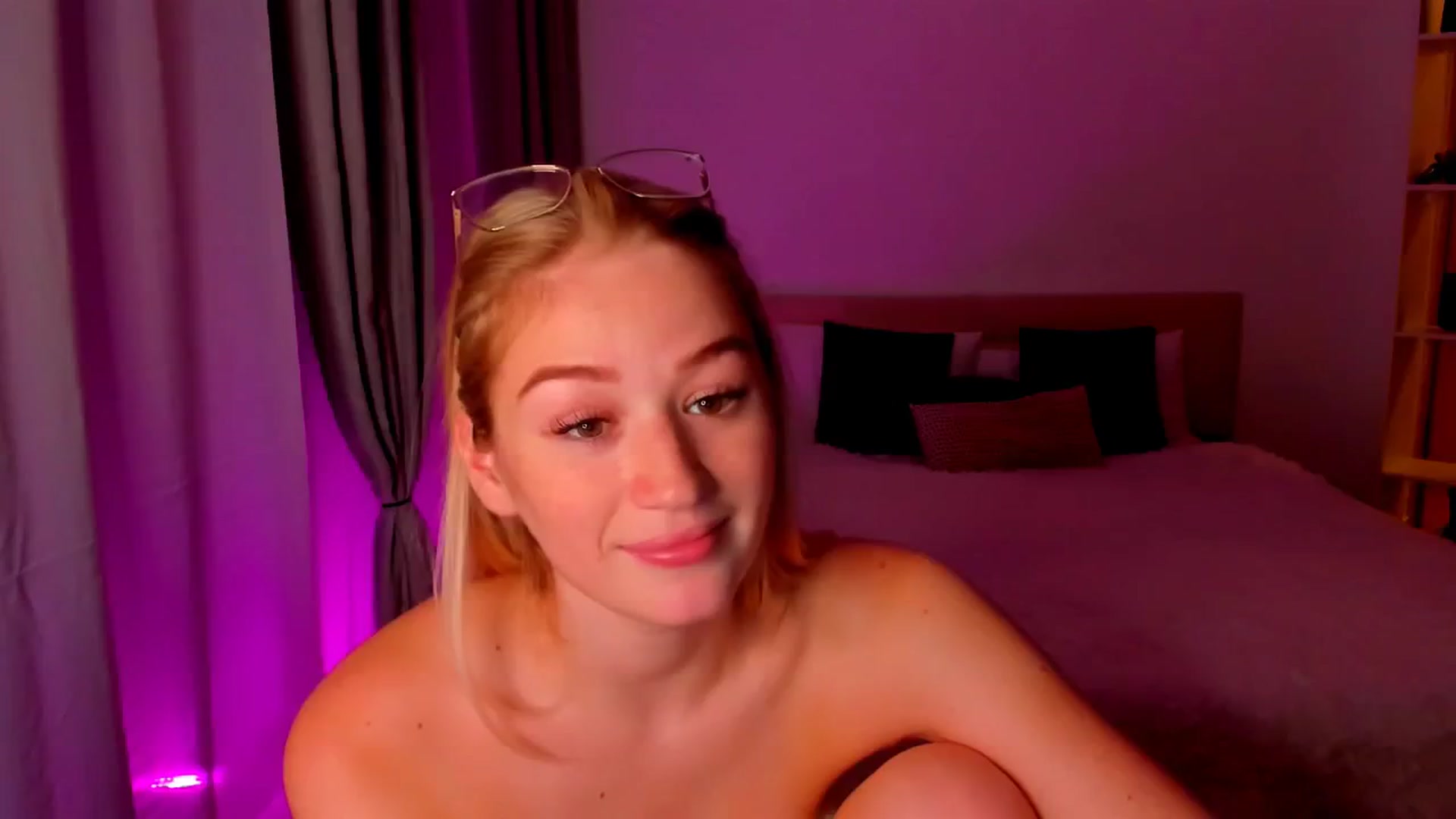 Gallery image thumbnail from CheckmyPeach's myfreecams stream on, 08/17/2024, 18:32 image 10 of 20