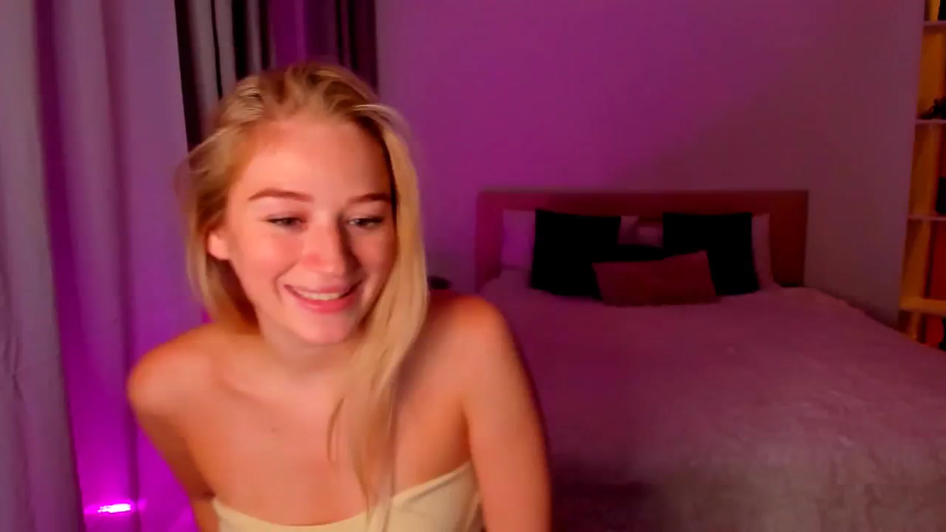 Gallery image thumbnail from CheckmyPeach's myfreecams stream on, 08/17/2024, 18:32 image 12 of 20