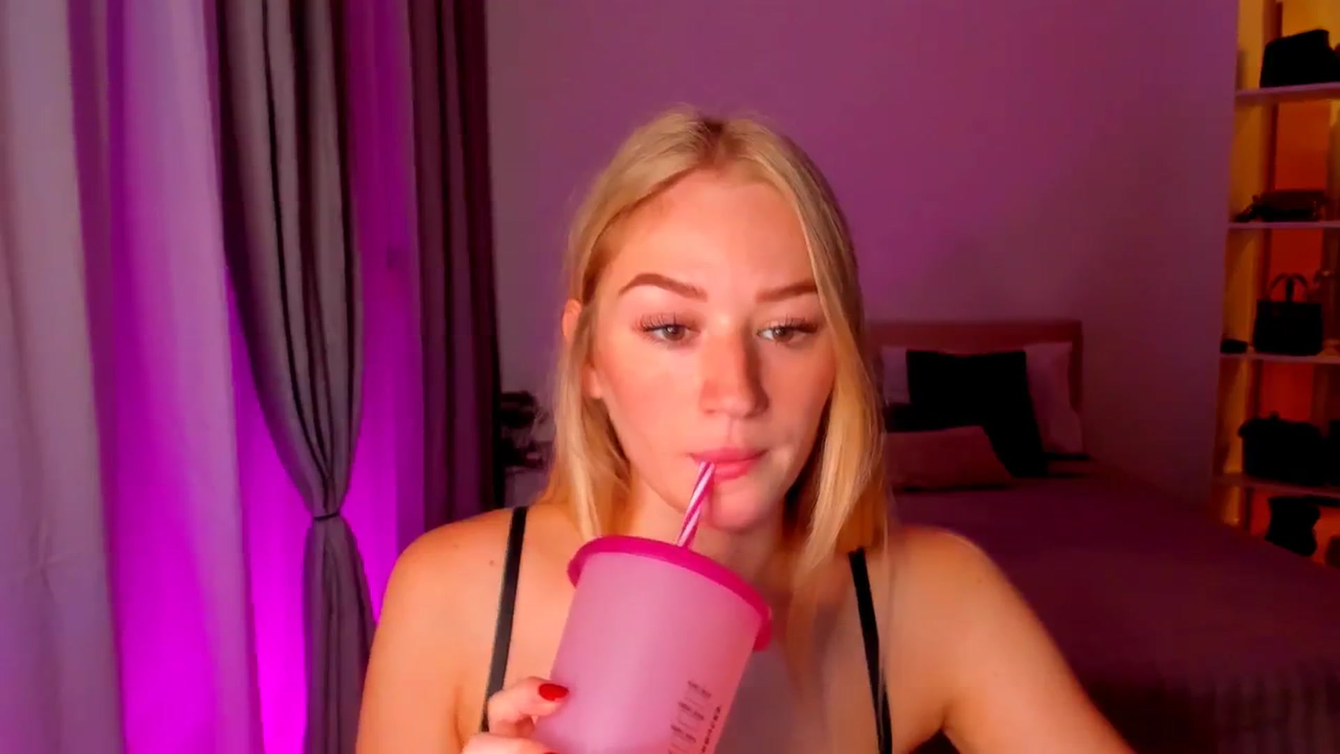 Gallery image thumbnail from CheckmyPeach's myfreecams stream on, 08/25/2024, 14:23 image 5 of 20