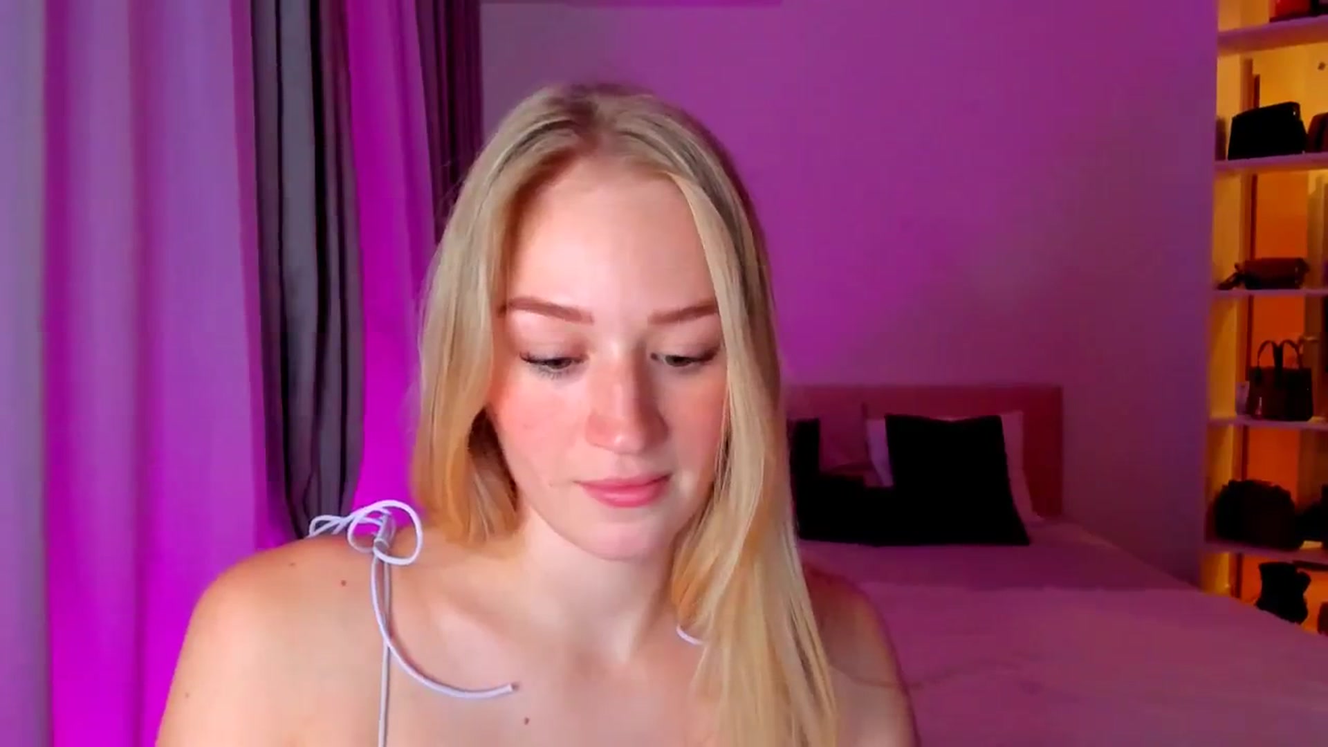 Gallery image thumbnail from CheckmyPeach's myfreecams stream on, 08/31/2024, 17:25 image 13 of 20