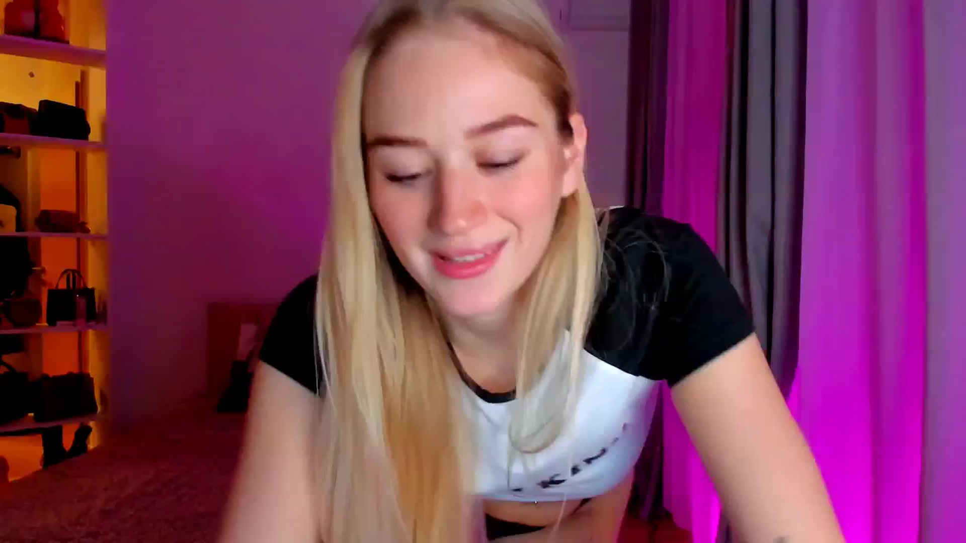 Gallery image thumbnail from CheckmyPeach's myfreecams stream on, 10/13/2024, 13:46 image 2 of 20
