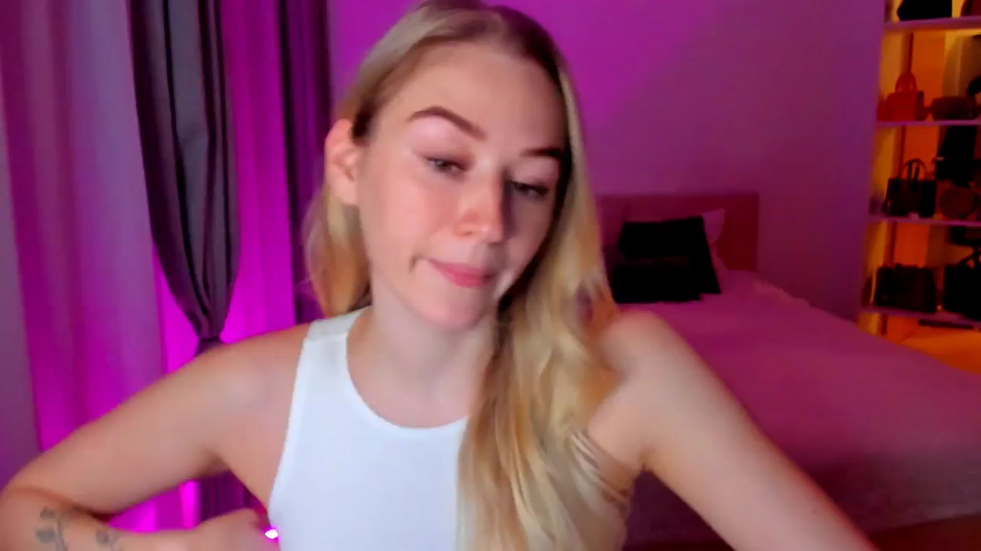 Gallery image thumbnail from CheckmyPeach's myfreecams stream on, 10/27/2024, 19:53 image 1 of 20