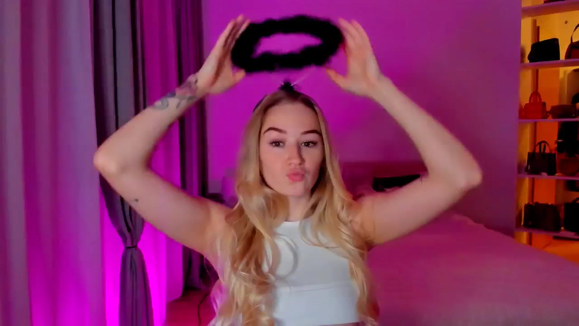 Gallery image thumbnail from CheckmyPeach's myfreecams stream on, 10/27/2024, 19:53 image 6 of 20