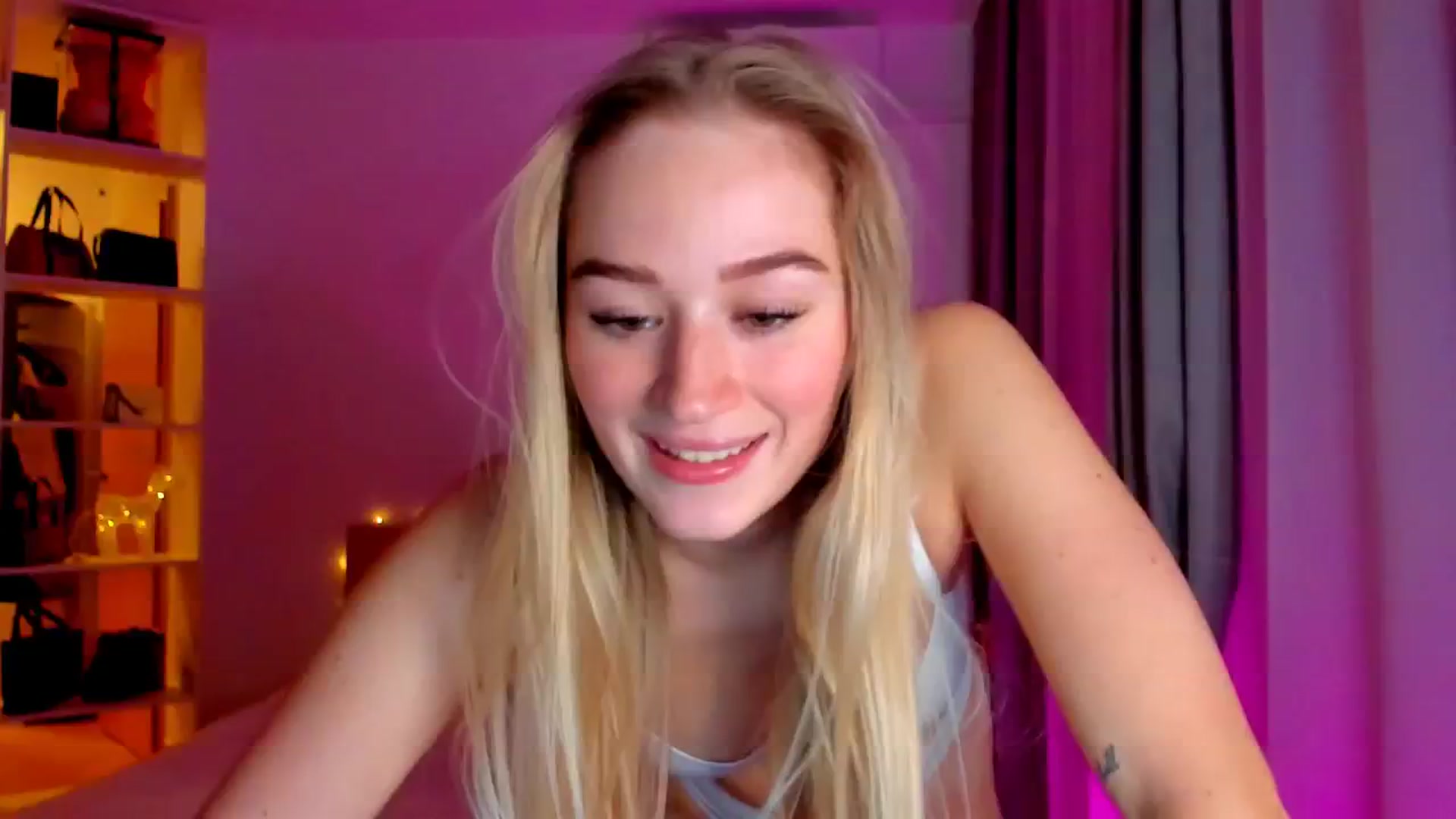 Gallery image thumbnail from CheckmyPeach's myfreecams stream on, 11/23/2024, 19:24 image 17 of 20