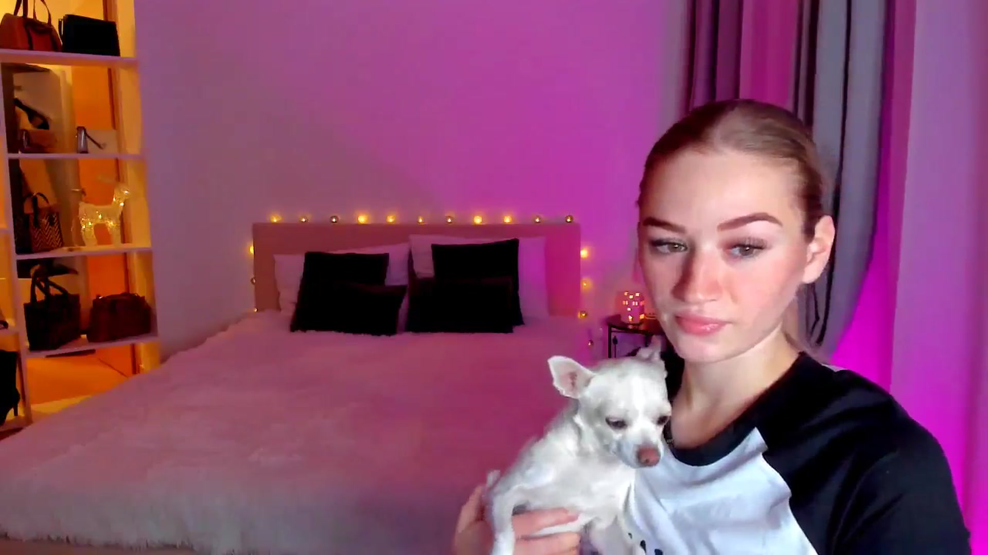 Gallery image thumbnail from CheckmyPeach's myfreecams stream on, 11/24/2024, 16:17 image 13 of 20