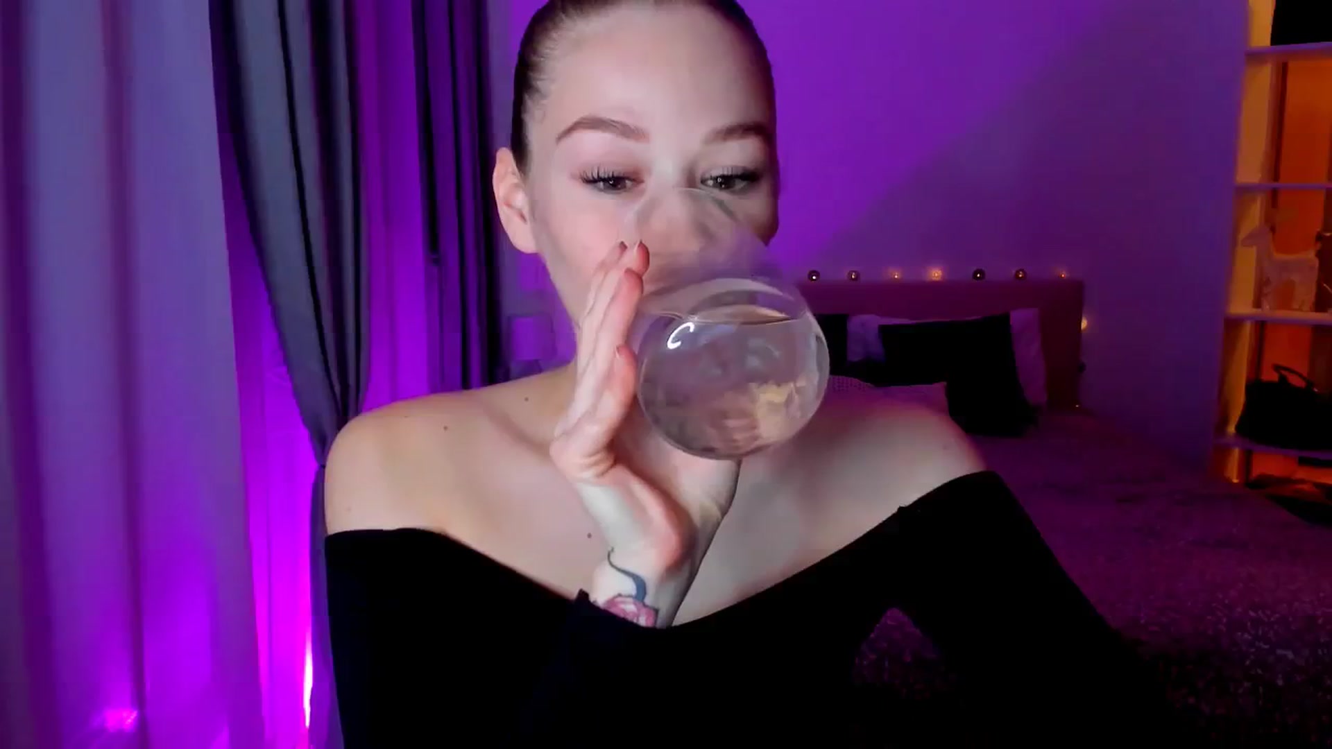 Gallery image thumbnail from CheckmyPeach's myfreecams stream on, 12/28/2024, 17:10 image 19 of 20
