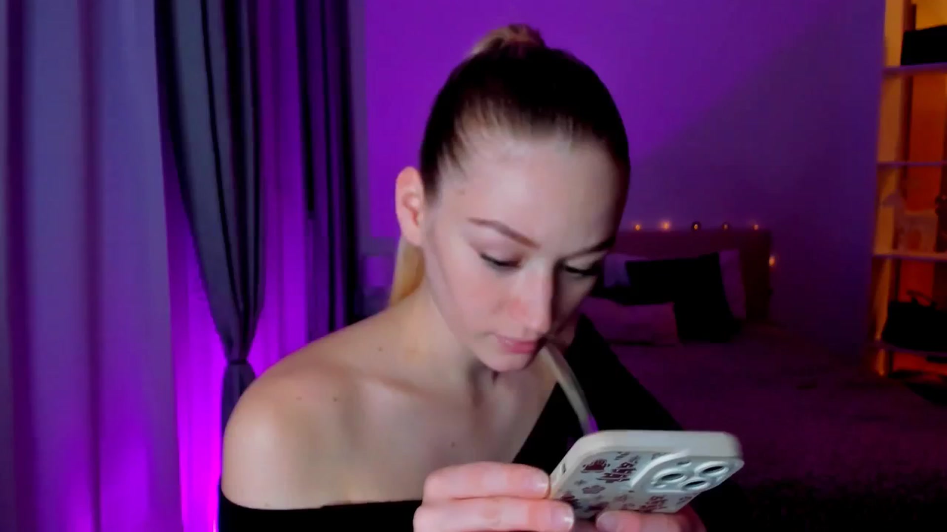Gallery image thumbnail from CheckmyPeach's myfreecams stream on, 12/28/2024, 17:10 image 10 of 20