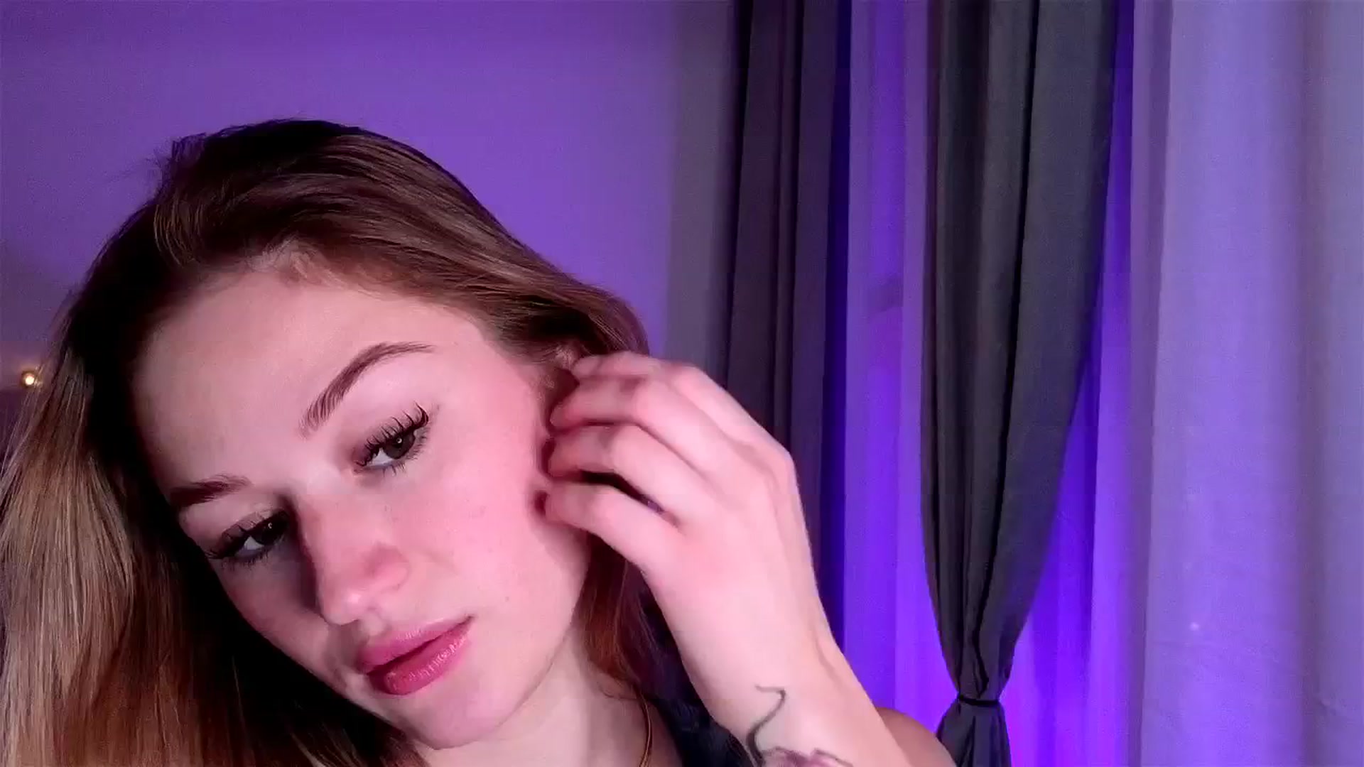 Gallery image thumbnail from CheckmyPeach's myfreecams stream on, 02/06/2025, 19:20 image 19 of 20