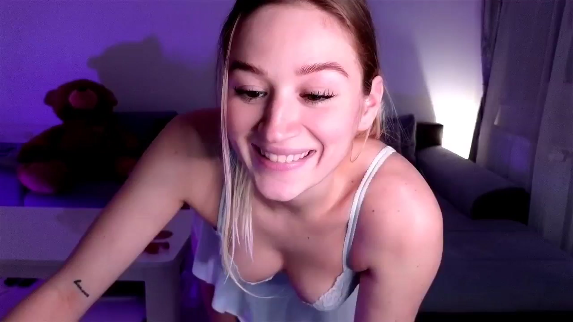 Gallery image thumbnail from CheckmyPeach's myfreecams stream on, 04/07/2025, 23:24 image 2 of 20