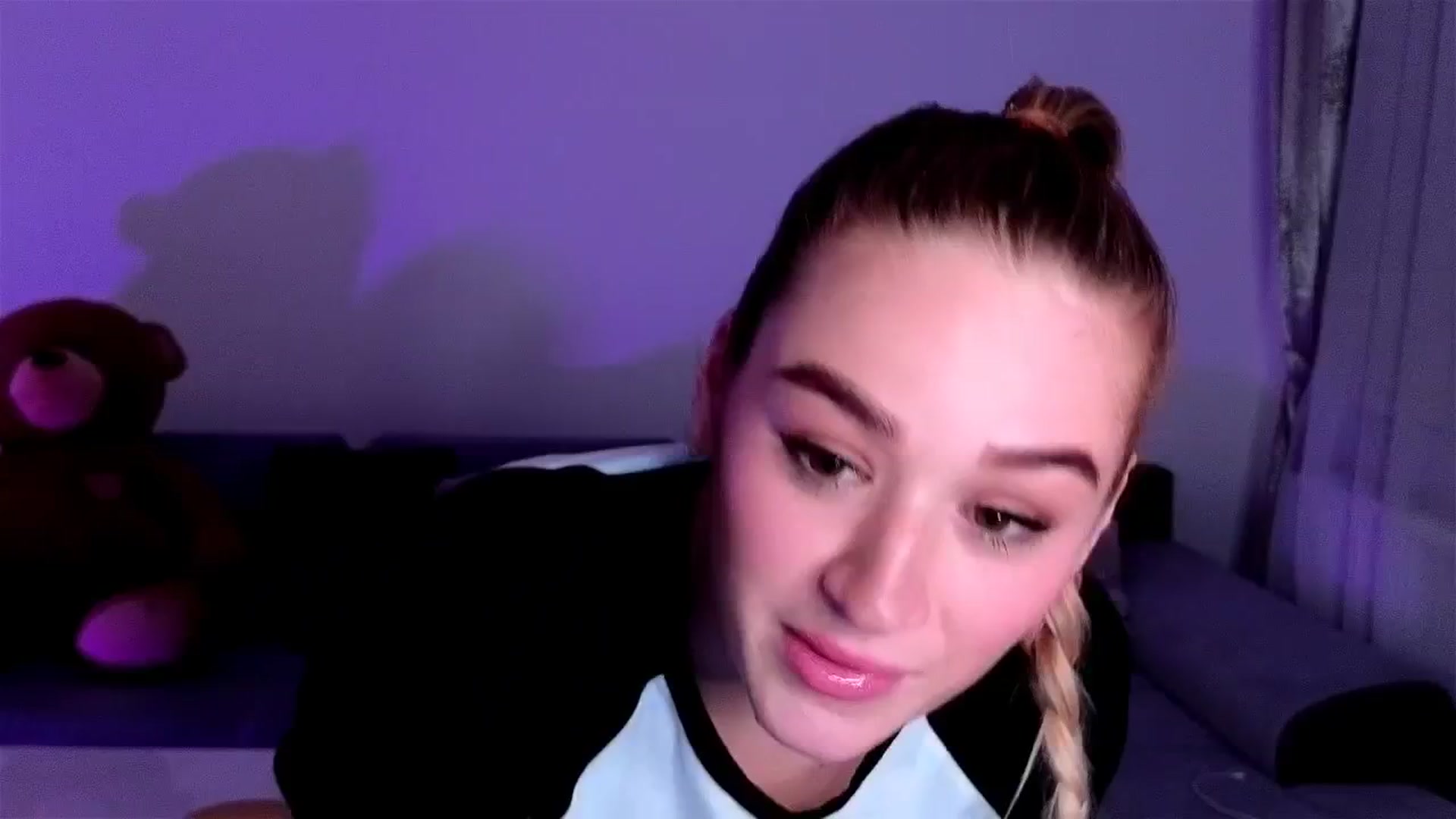 Gallery image thumbnail from CheckmyPeach's myfreecams stream on, 04/18/2025, 23:10 image 6 of 20
