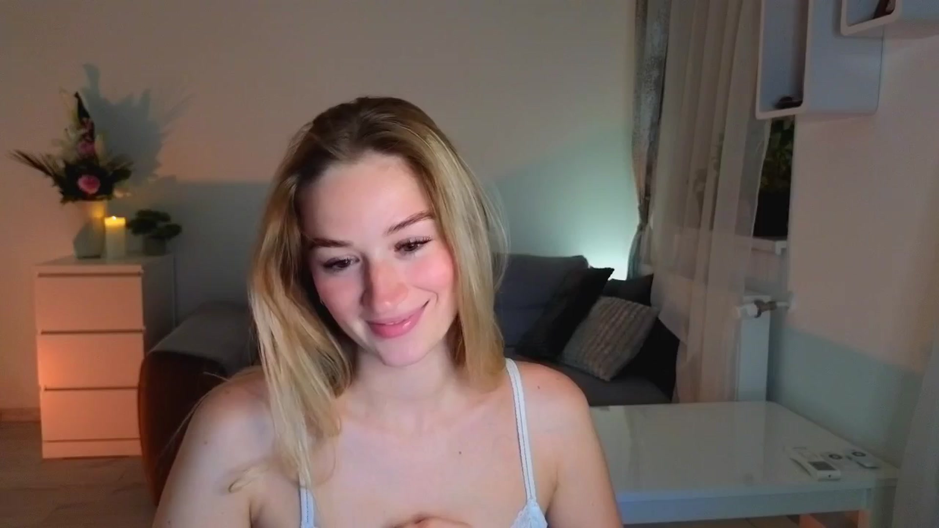 Gallery image thumbnail from CheckmyPeach's myfreecams stream on, 06/16/2025, 20:53 image 17 of 20