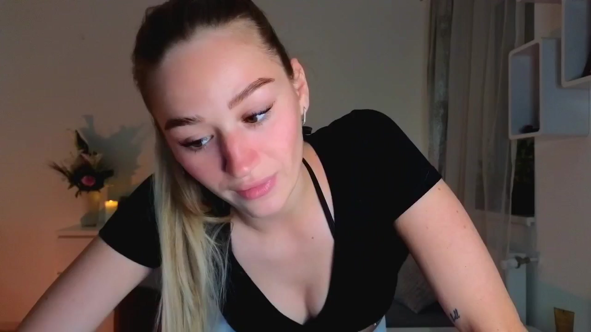 Gallery image thumbnail from CheckmyPeach's myfreecams stream on, 06/17/2025, 17:22 image 16 of 20