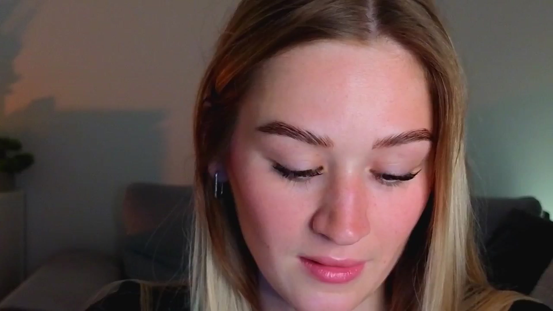Gallery image thumbnail from CheckmyPeach's myfreecams stream on, 06/17/2025, 20:31 image 13 of 20