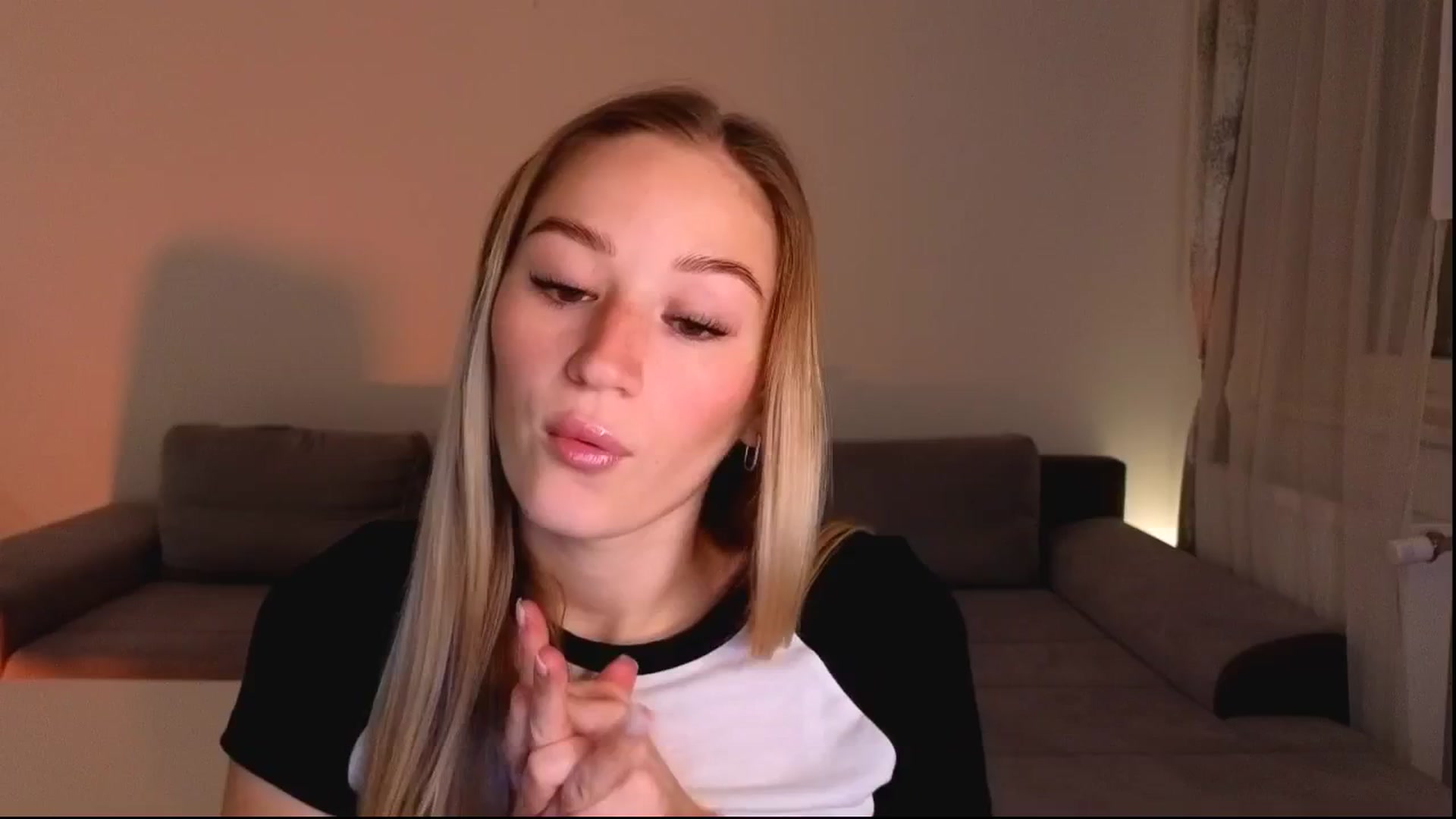 Gallery image thumbnail from CheckmyPeach's myfreecams stream on, 08/31/2025, 13:28 image 12 of 20