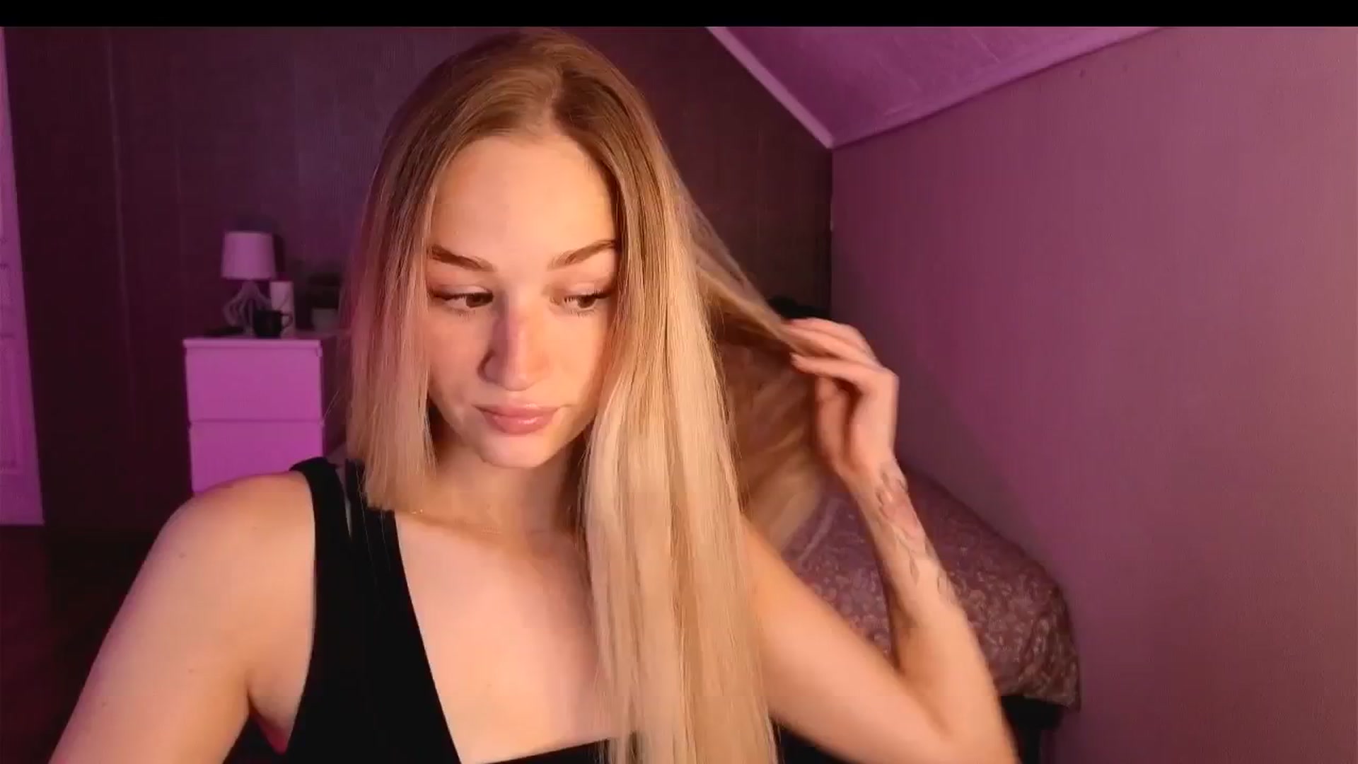 Gallery image thumbnail from CheckmyPeach's myfreecams stream on, 10/12/2025, 13:59 image 4 of 20