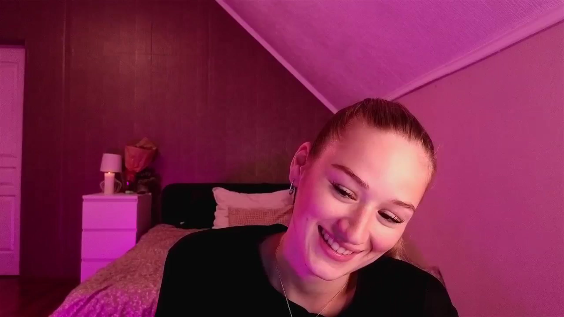 Gallery image thumbnail from CheckmyPeach's myfreecams stream on, 11/09/2025, 15:44 image 13 of 20