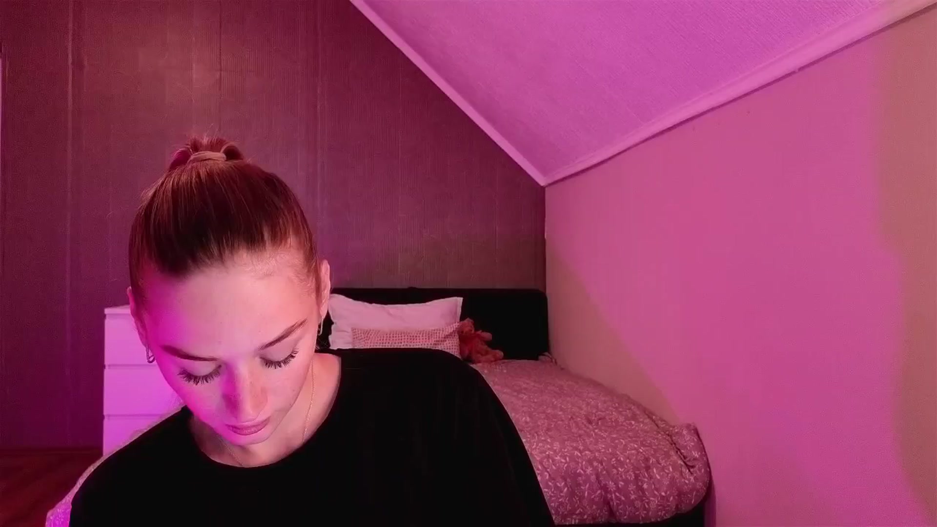 Gallery image thumbnail from CheckmyPeach's myfreecams stream on, 11/09/2025, 15:44 image 5 of 20
