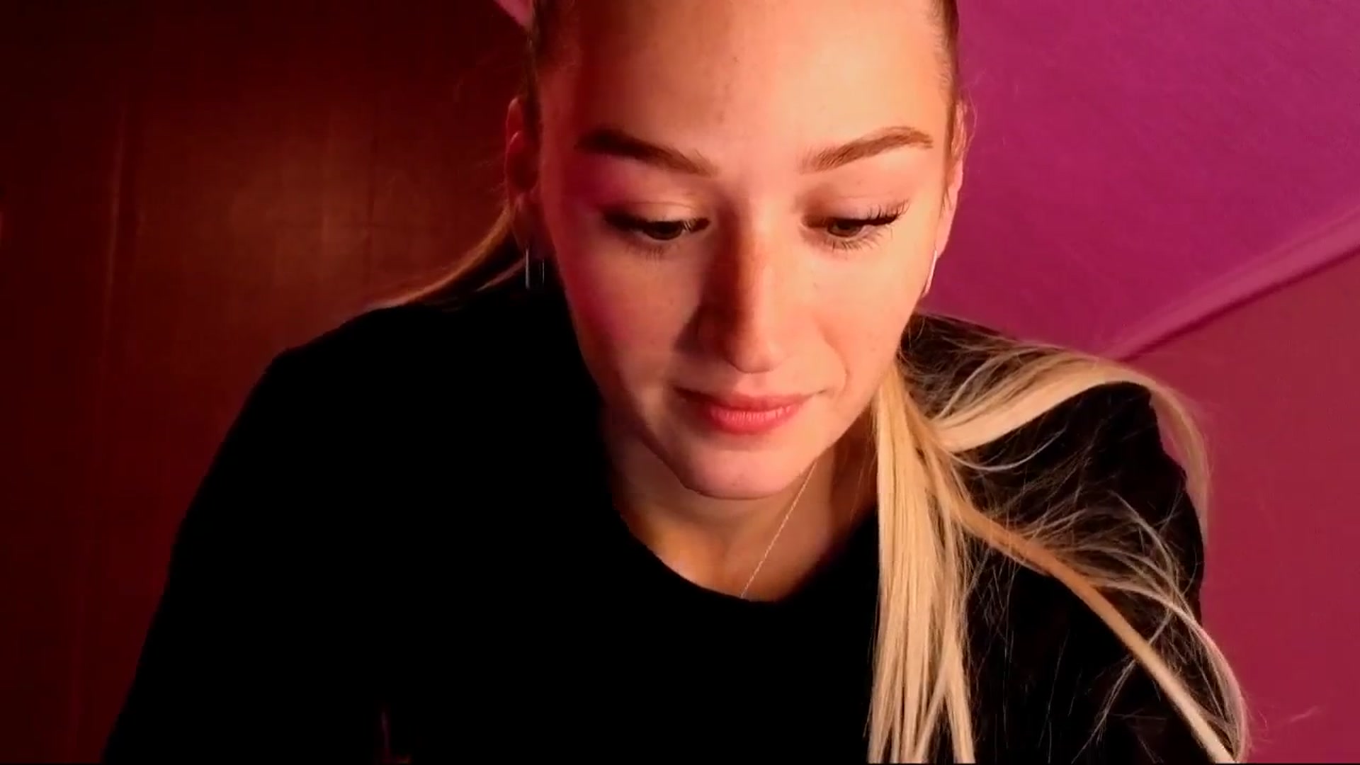 Gallery image thumbnail from CheckmyPeach's myfreecams stream on, 11/22/2025, 17:25 image 7 of 20