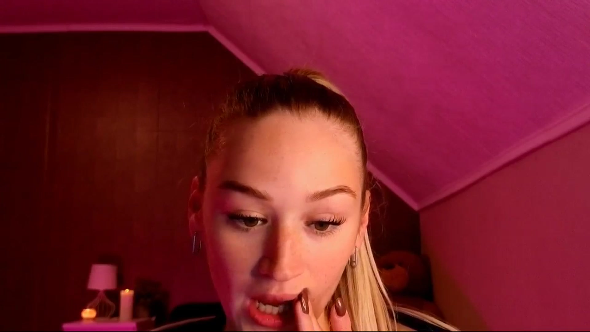 Gallery image thumbnail from CheckmyPeach's myfreecams stream on, 11/22/2025, 17:25 image 18 of 20