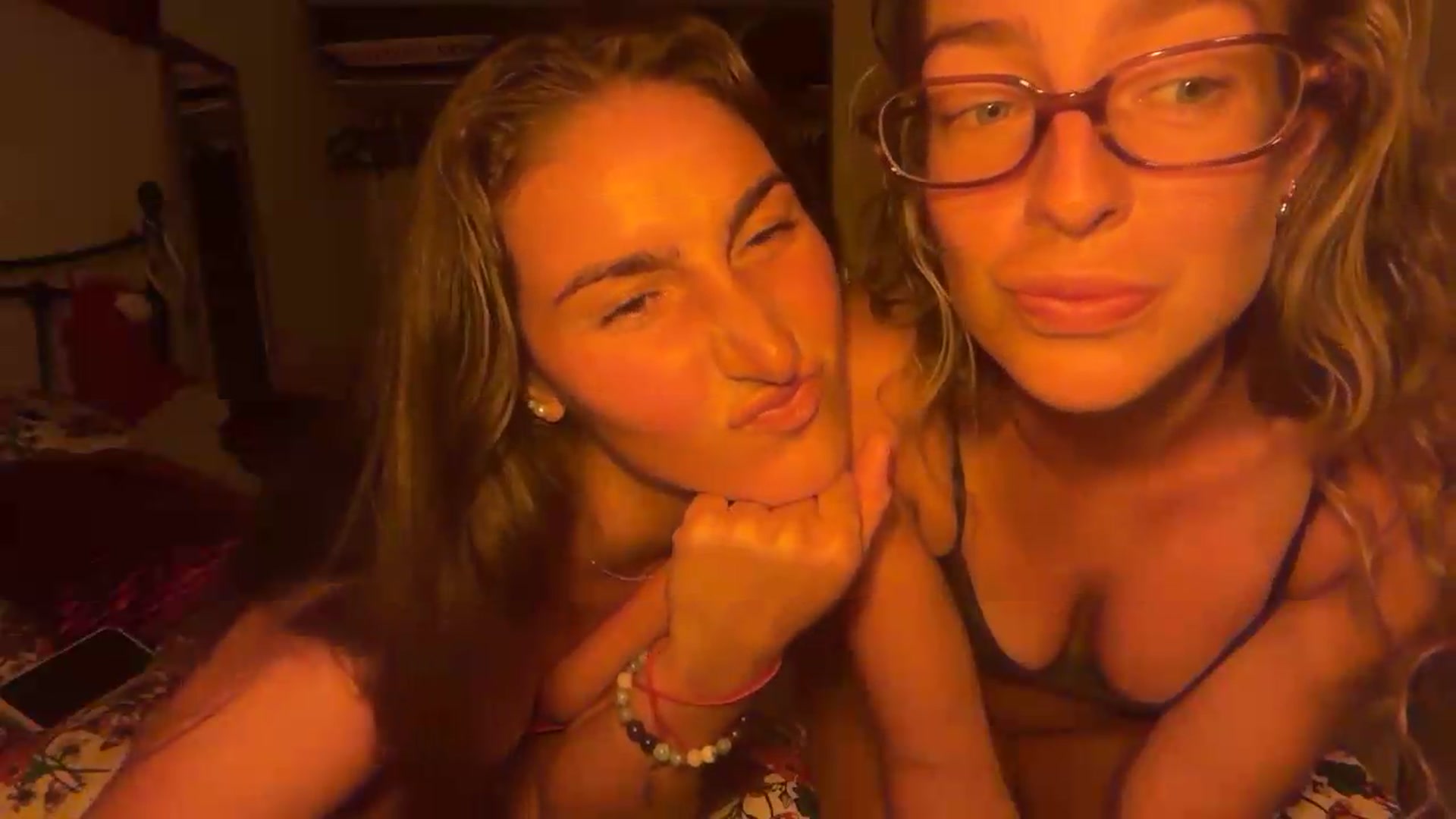 Gallery image thumbnail from CheekyKiki_xox's myfreecams stream on, 08/20/2026, 20:14 image 3 of 20