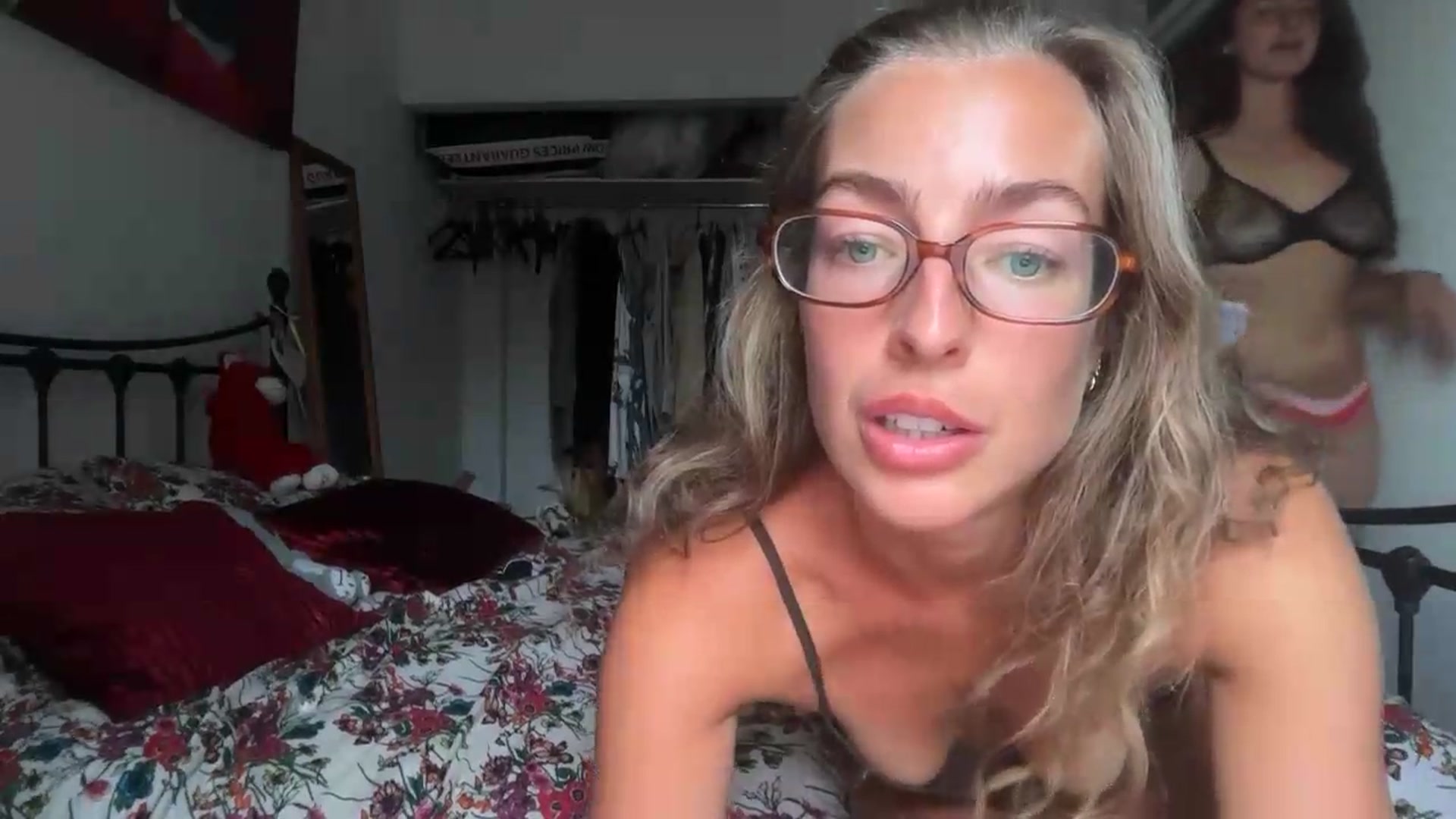 Gallery image thumbnail from CheekyKiki_xox's myfreecams stream on, 08/27/2026, 17:39 image 19 of 20