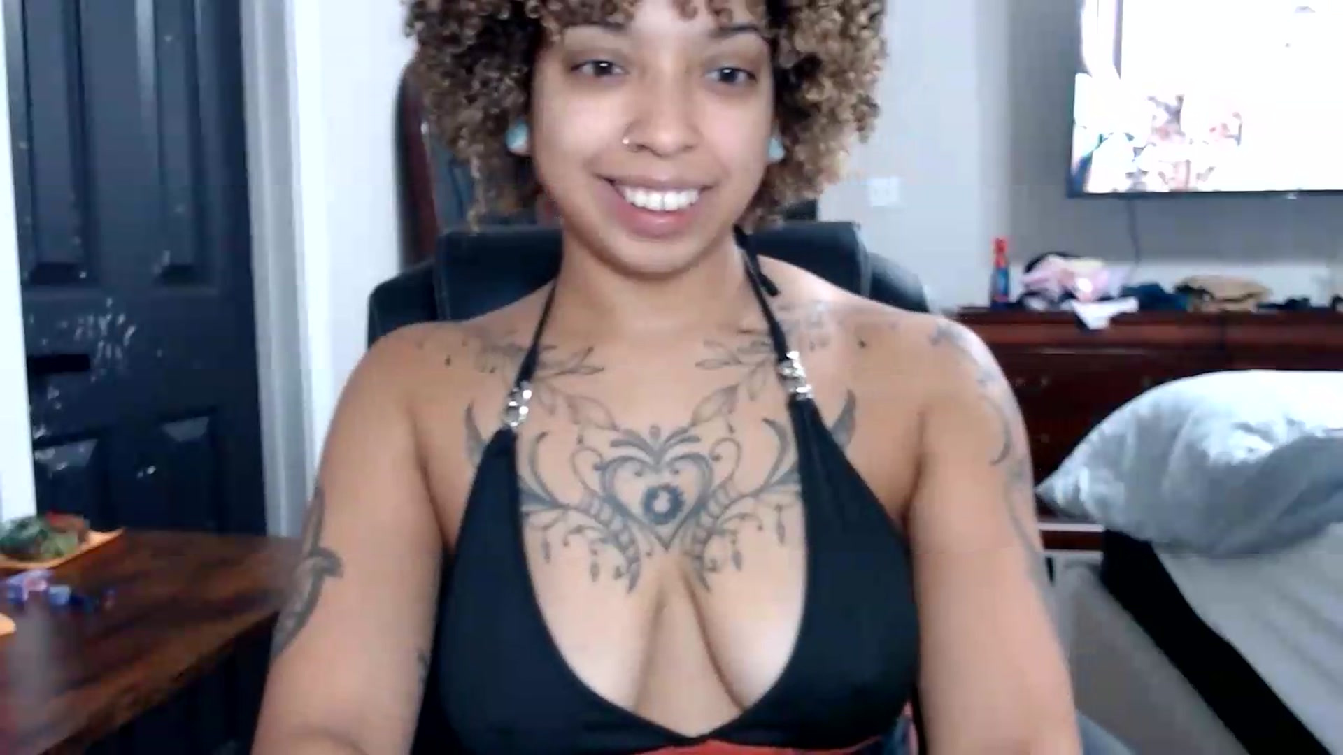 Gallery image thumbnail from CherriBombzz's myfreecams stream on, 08/17/2026, 14:01 image 4 of 20