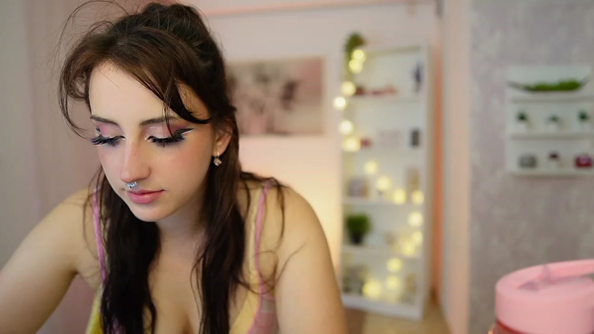 Gallery image thumbnail from Cherry_Acid18's myfreecams stream on, 09/20/2023, 19:09 image 16 of 20
