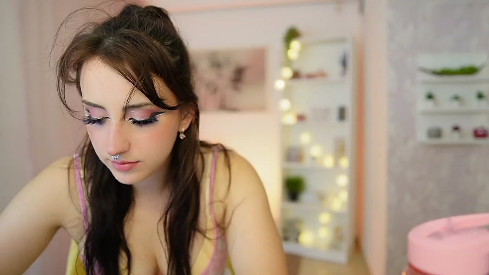 Gallery image thumbnail from Cherry_Acid18's myfreecams stream on, 09/20/2023, 19:09 image 17 of 20