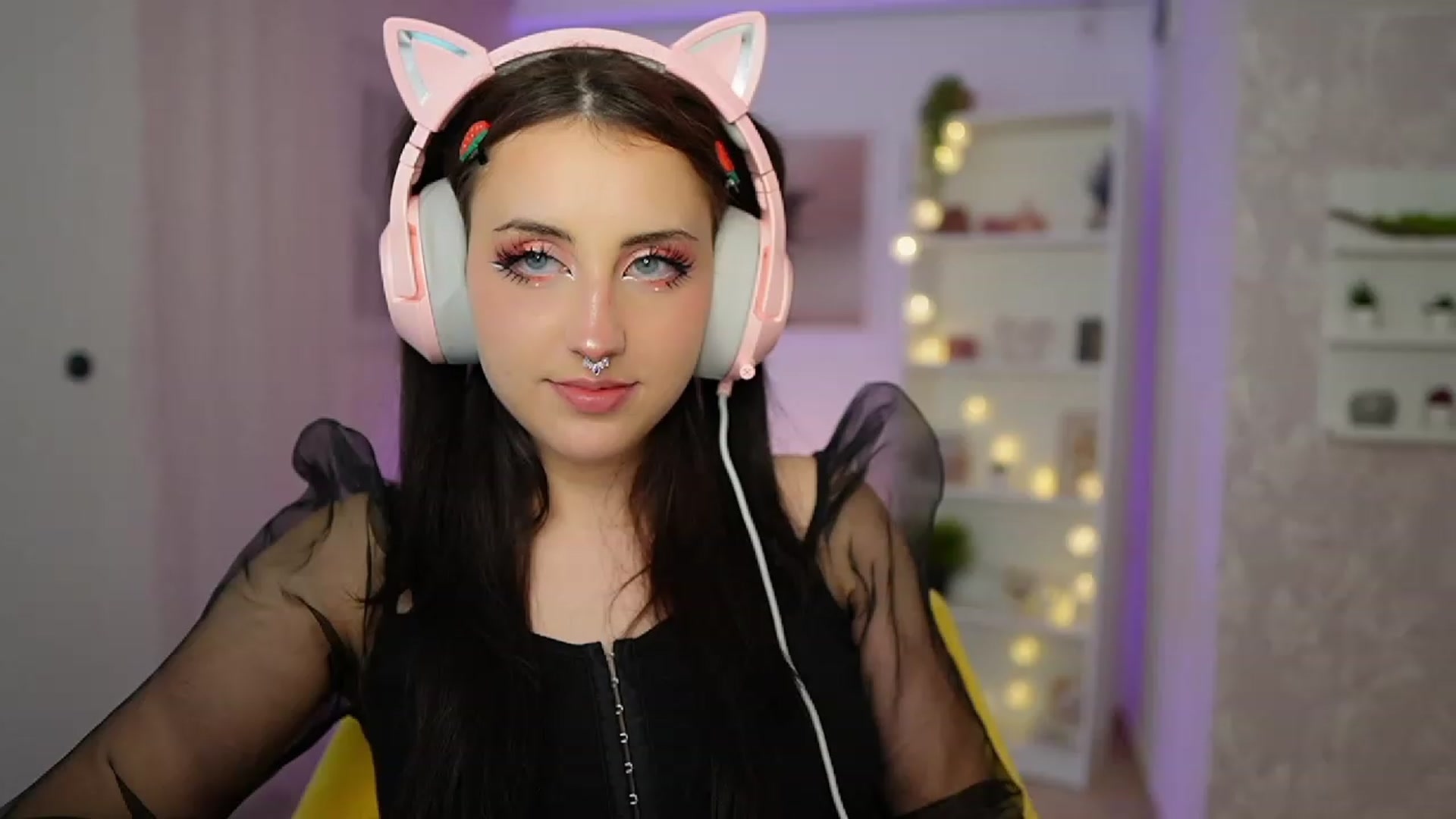 Gallery image thumbnail from Cherry_Acid18's myfreecams stream on, 09/22/2023, 19:57 image 17 of 20