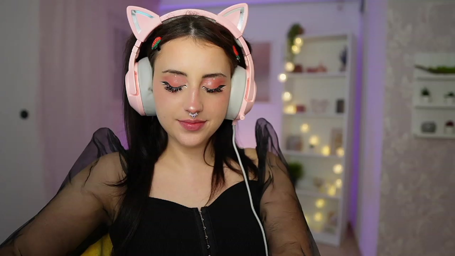 Gallery image thumbnail from Cherry_Acid18's myfreecams stream on, 09/22/2023, 19:57 image 15 of 20