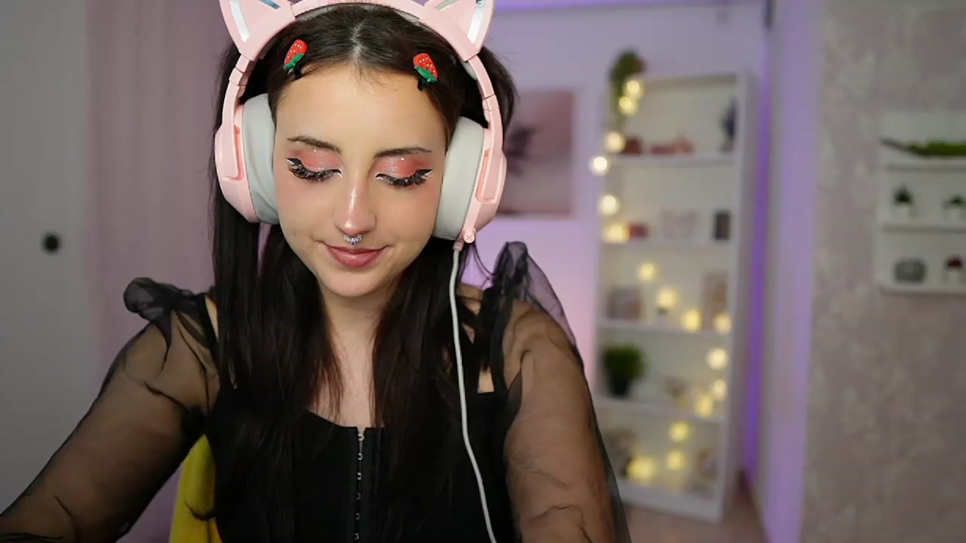 Gallery image thumbnail from Cherry_Acid18's myfreecams stream on, 09/22/2023, 21:33 image 17 of 20