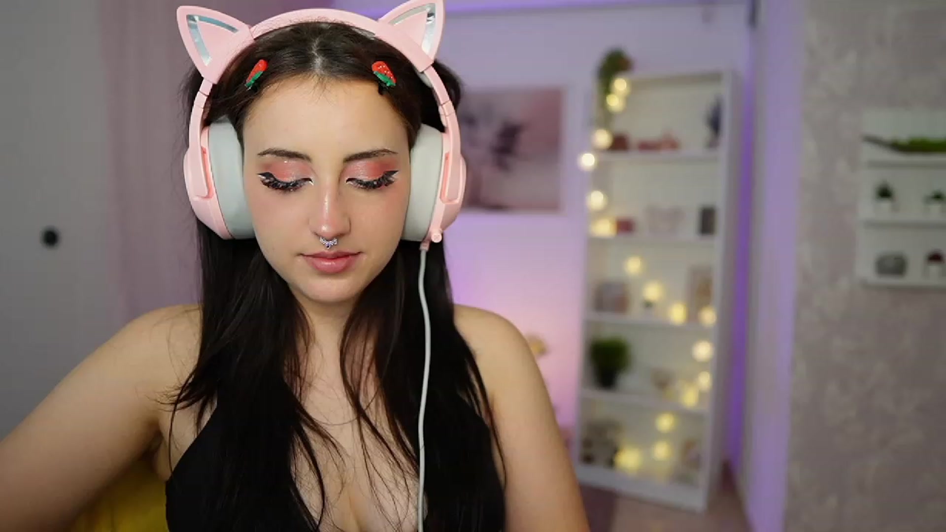 Gallery image thumbnail from Cherry_Acid18's myfreecams stream on, 09/22/2023, 22:57 image 6 of 20