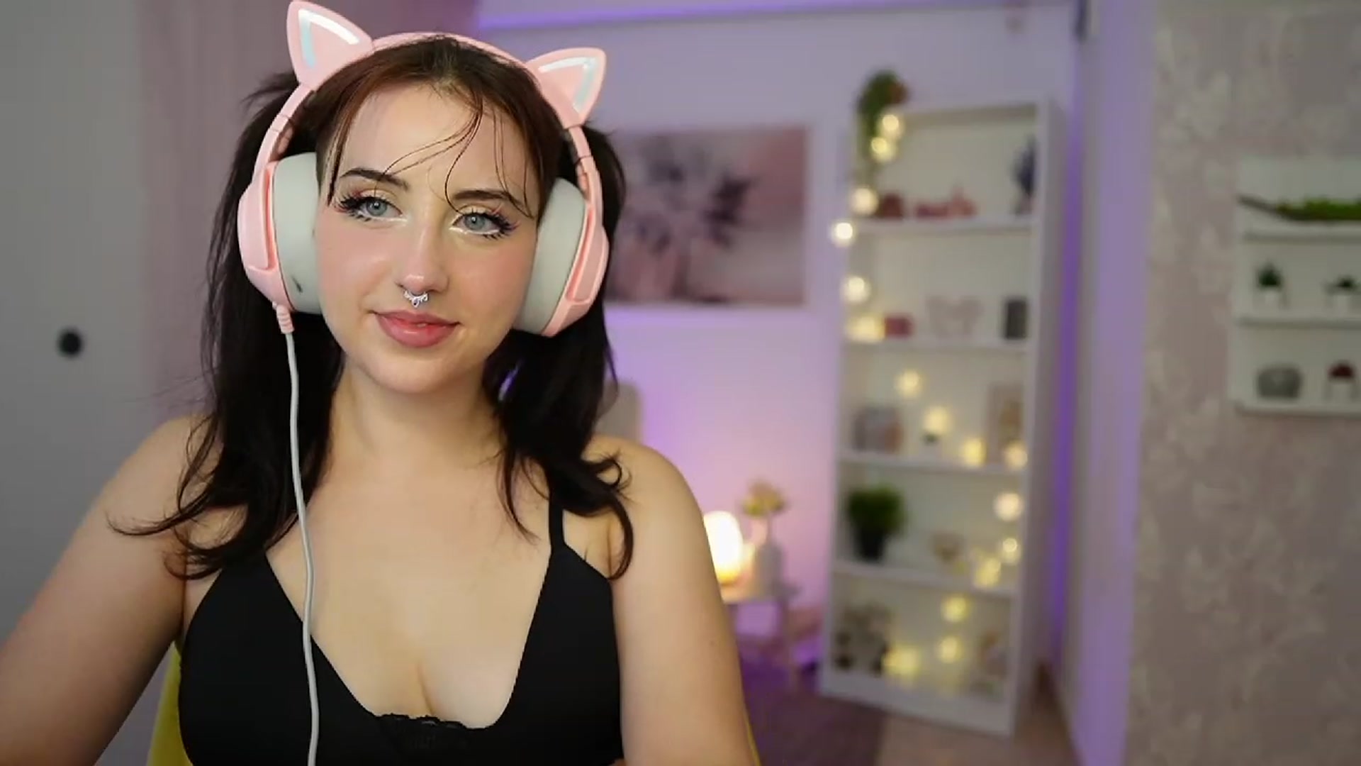 Gallery image thumbnail from Cherry_Acid18's myfreecams stream on, 09/23/2023, 22:21 image 17 of 20