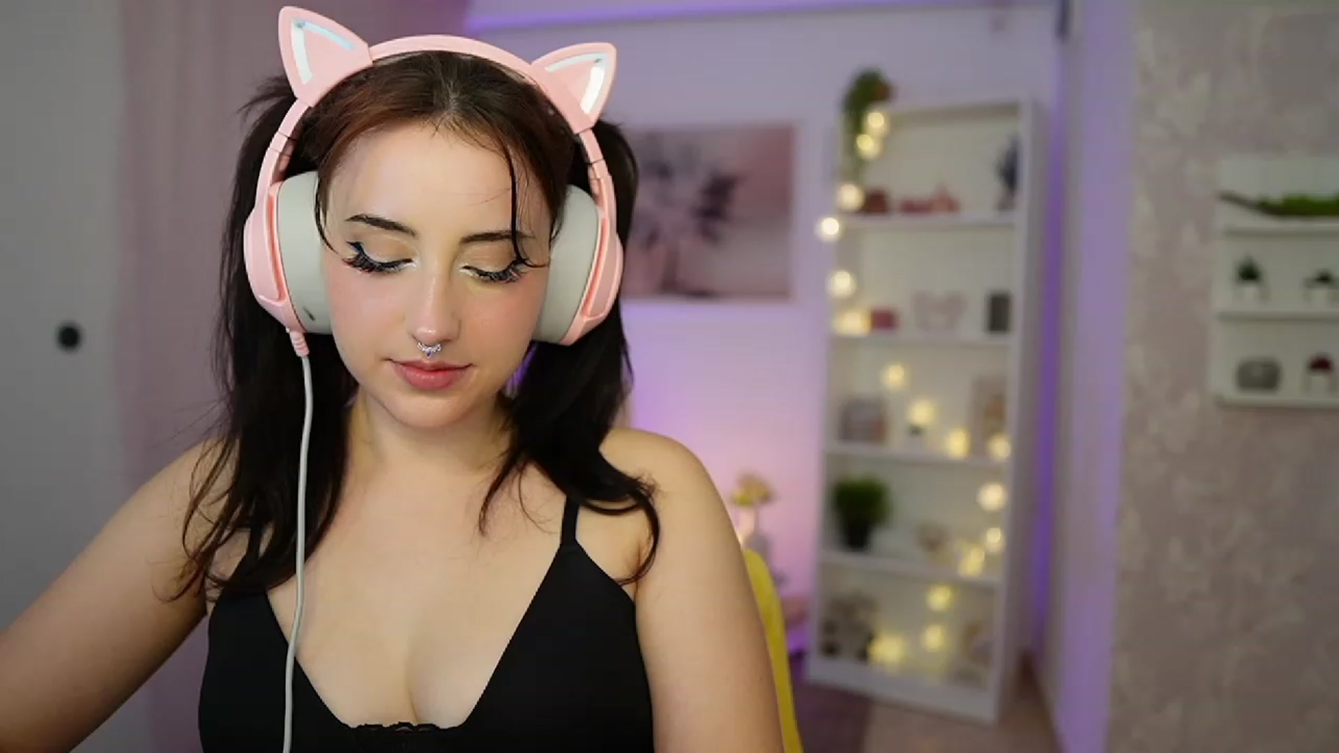 Gallery image thumbnail from Cherry_Acid18's myfreecams stream on, 09/23/2023, 22:46 image 17 of 20