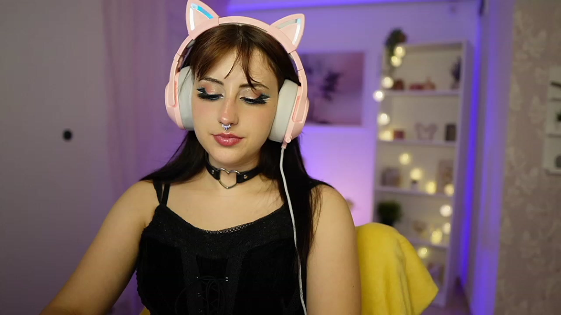 Gallery image thumbnail from Cherry_Acid18's myfreecams stream on, 09/27/2023, 23:05 image 8 of 20