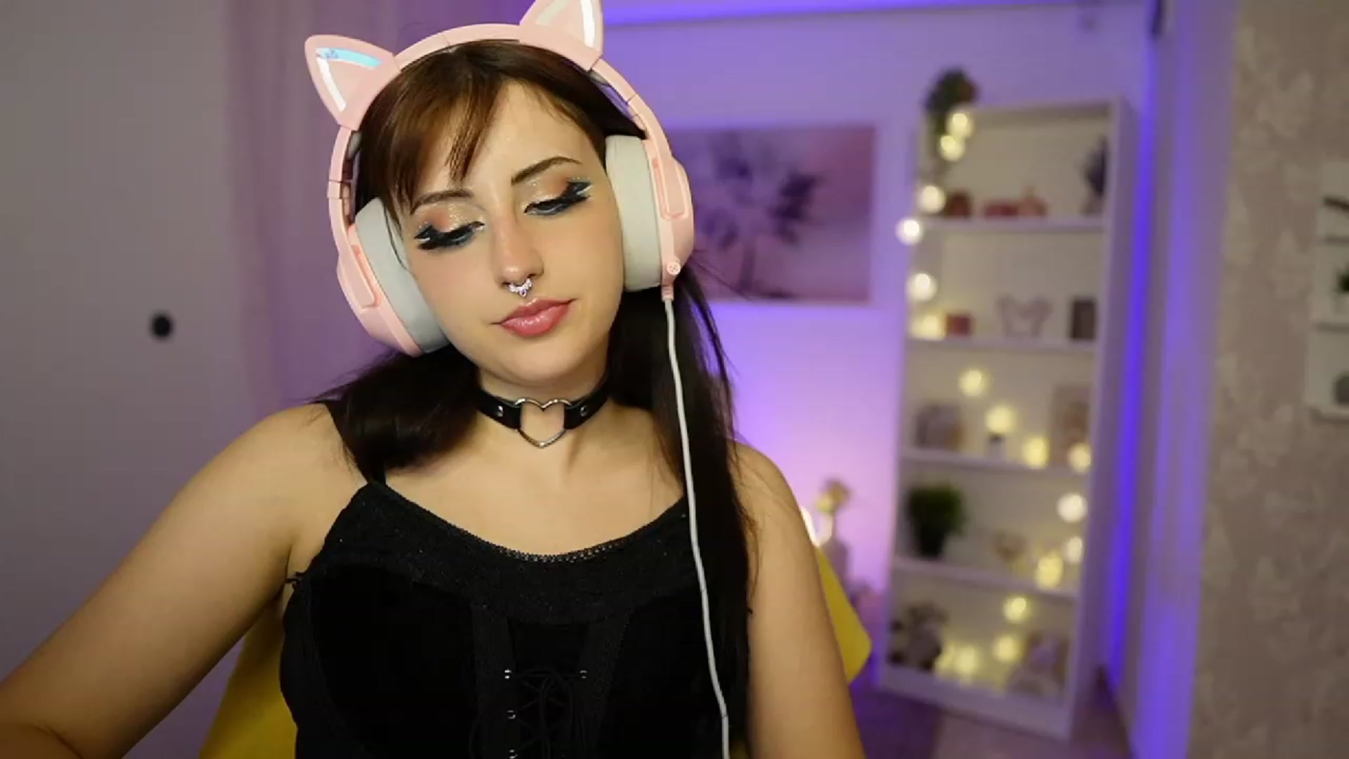 Gallery image thumbnail from Cherry_Acid18's myfreecams stream on, 09/27/2023, 23:05 image 7 of 20