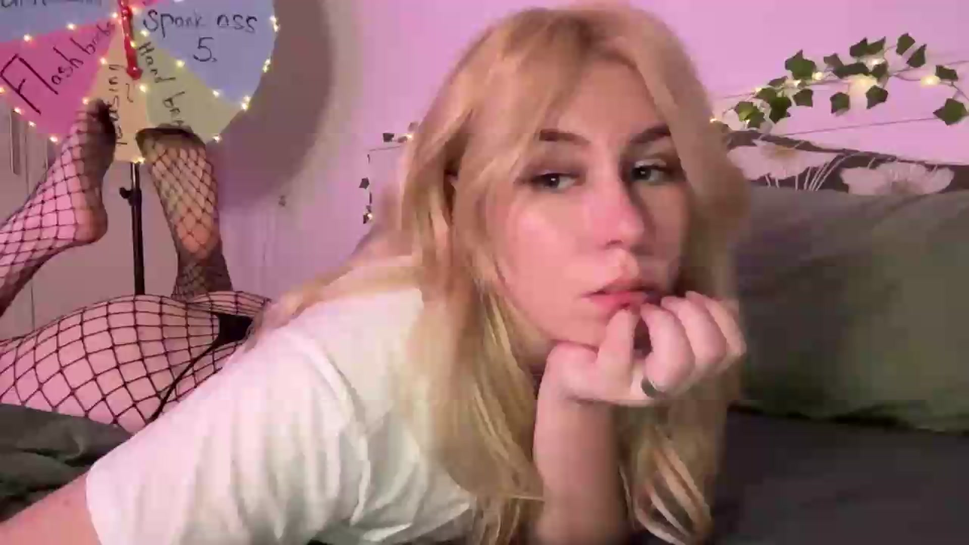 Gallery image thumbnail from Cherry_Iwe's myfreecams stream on, 08/28/2026, 17:36 image 17 of 20