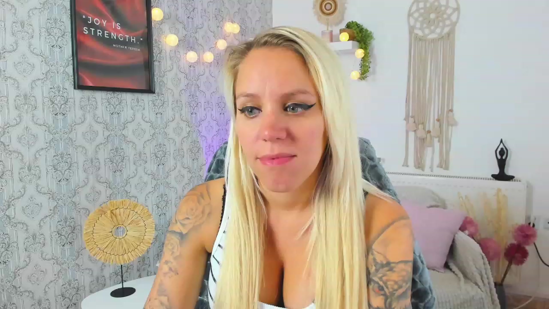 Gallery image thumbnail from Cherry__Blond's myfreecams stream on, 07/09/2023, 13:00 image 17 of 20