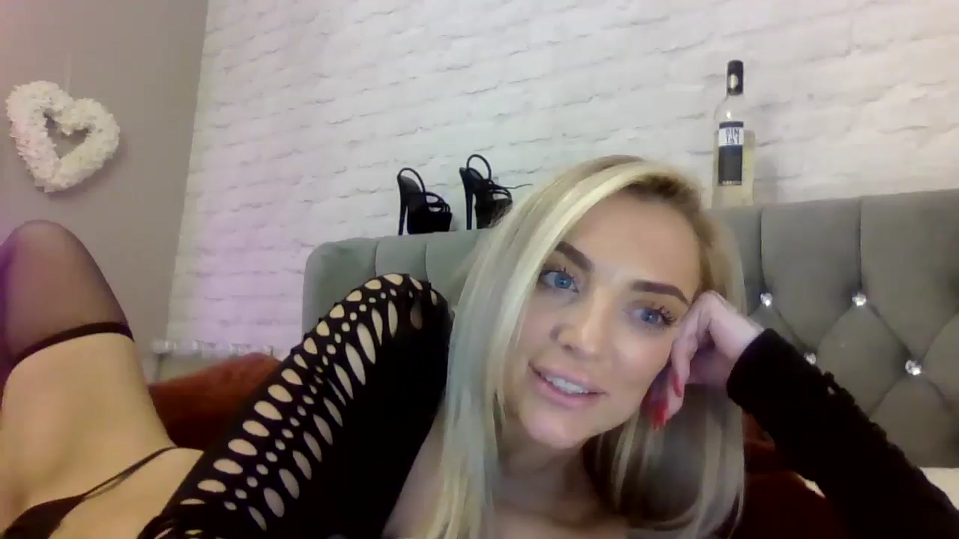 Gallery image thumbnail from Cherry_sour's myfreecams stream on, 12/13/2023, 14:39 image 10 of 20